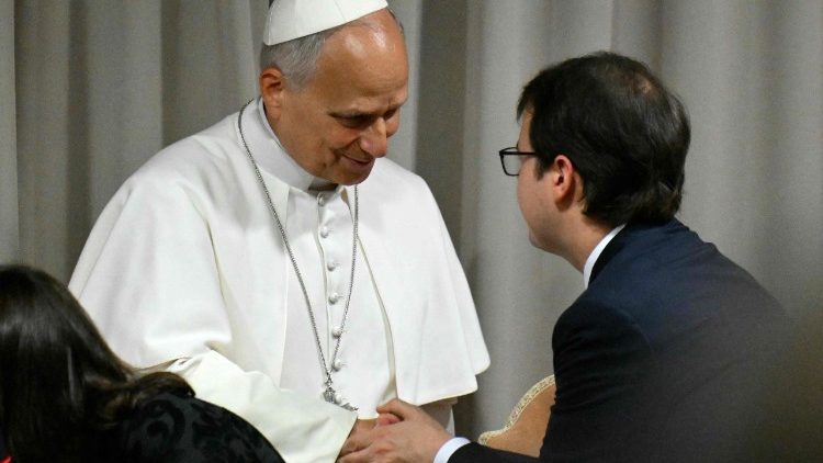 León XIV saluda a Christopher Olah después de la su discurso en la presentación de la encíclica (@Vatican Media / AFP)